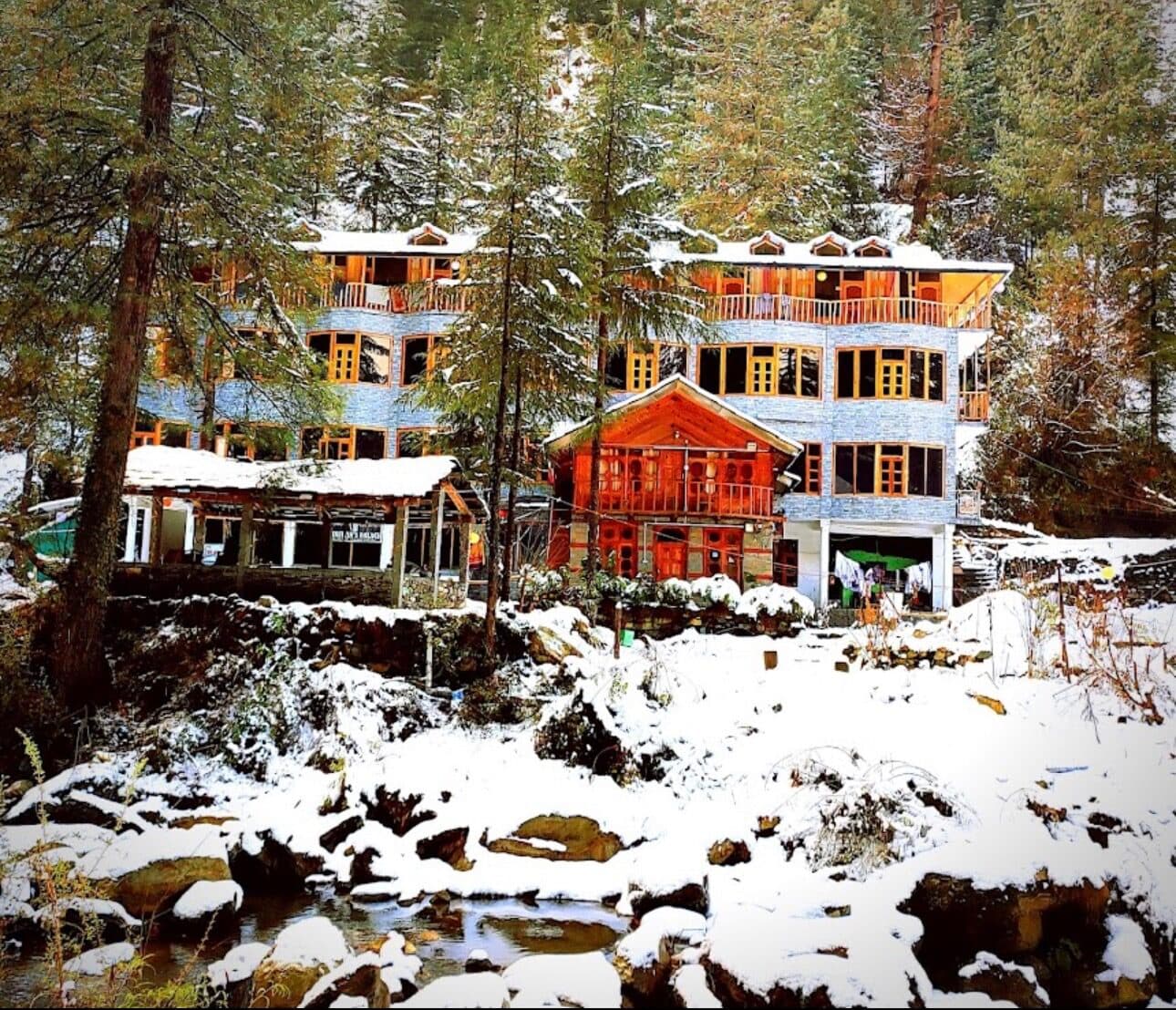 Lato The Hut, Chauhan Palace in winter snow